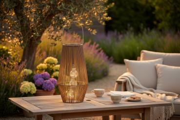 Preview: Laterne in Rattan-Optik 24x45cm mit 3 Solar-Birnen, aus Metall gefertigt und mit naturfarbenen Kunststoff-Bändern bespannt