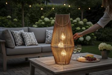 Preview: Laterne in Rattan-Optik 27x55cm mit 3 Solar-Birnen, aus Metall gefertigt und mit naturfarbenen Kunststoff-Bändern bespannt