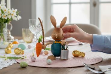 Preview: Stupsi Hase Möhrenangler – Lustige Osterfigur aus dem Erzgebirge
