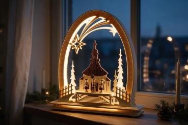 Preview: Seidelbogen „Seiffener Kirche mit Kurrende“ mit LED-Beleuchtung – 31 × 33 cm 821-G-LED