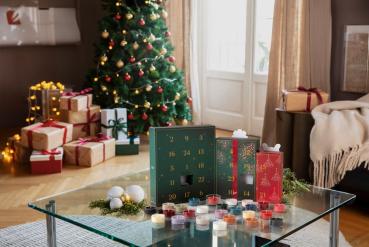 Preview: Yankee Candle Adventskalender „24 Tage voller Düfte“ mit 24 Teelichtern & Teelichthalter 2254336